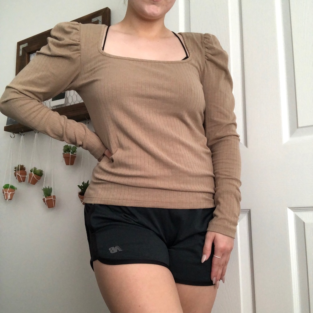 Long sleeve puff shoulder top
